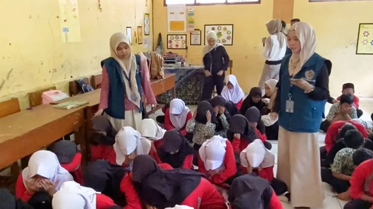 Mahasiswa KKN UMMI saat renungan bersama para siswa siswi.