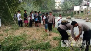 Polisi mengevakuasi mayat perempuan yang ditemukan di pinggir Sungai Cicatih, Kampung Sukamaju RT 02/01 Desa Warnajati, Kecamatan Cibadak, Kabupaten Sukabumi, Minggu (16/8/2026). | Foto: Istimewa