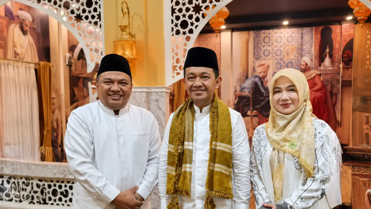 Sekretaris Golkar Kabupaten Sukabumi Budi Azhar Mutawali bersama istri Santi Sulasti saat bertemu Ketua Umum Golkar Bahlil Lahadalia | Foto : dok. pribadi