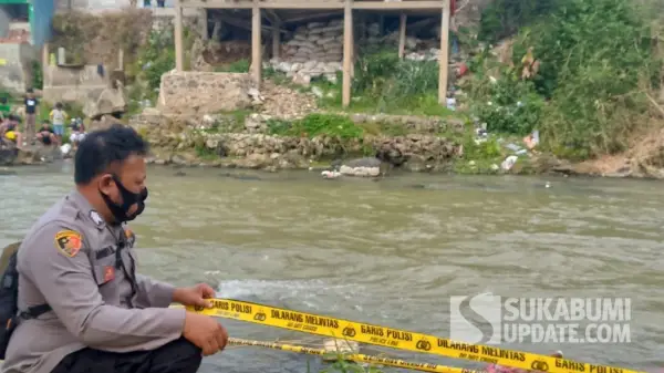 Polisi mengevakuasi mayat perempuan di pinggir Sungai Cicatih, Kampung Sukamaju RT 02/01 Desa Warnajati, Kecamatan Cibadak, Kabupaten Sukabumi, Minggu (16/8/2026). | Foto: Istimewa
