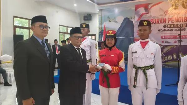 Penyerahan KTP-el kepada anggota Paskibraka tingkat kecamatan di Kabupaten Sukabumi pada Minggu (16/8/2026). | Foto: Istimewa
