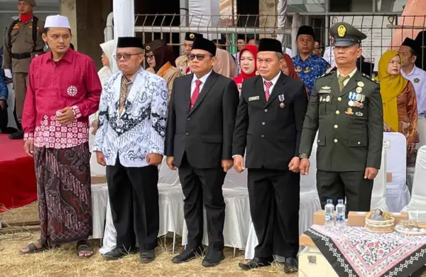 Anggota DPRD Jawa Barat, Muhammad Jaenudin (tengah), mengikuti upacara peringatan HUT Ke-81 Kemerdekaan RI di Cisaat. (Sumber : SU/Syamsul)