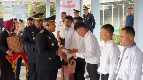 Kepala Lapas Kelas IIA Warungkiara, Kurnia Panji Pamekas, menyerahkan surat keputusan remisi kepada warga binaan pada peringatan HUT ke-81 RI, Senin (17/8/2026). (Sumber Foto: Istimewa)