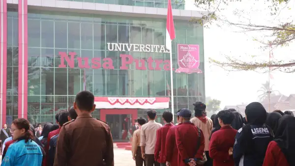 Upacara pengibaran bendera merah putih HUT ke-81 Kemerdekaan RI di Nusa Putra University, Cisaat Sukabumi. (Sumber Foto: Dok. NPU)