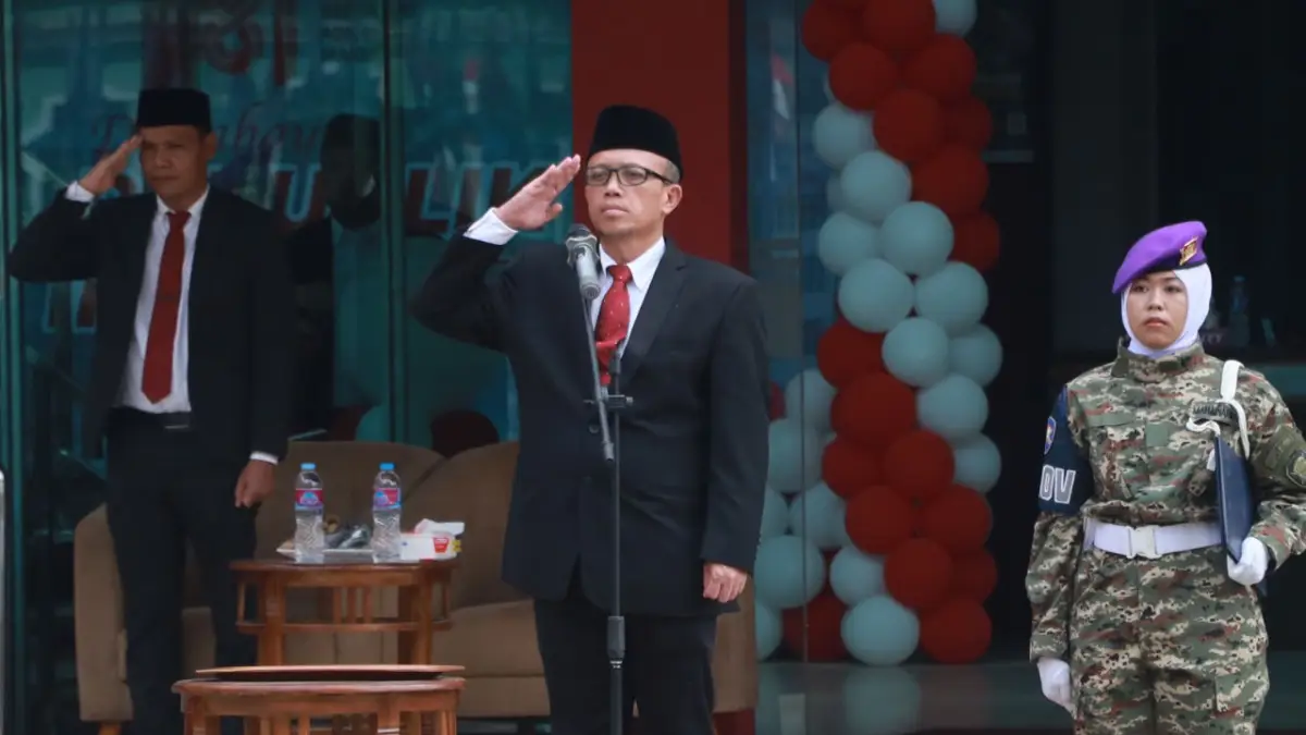Rektor Nusa Putra University Dr. Kurniawan saat menjadi pembina upacara.