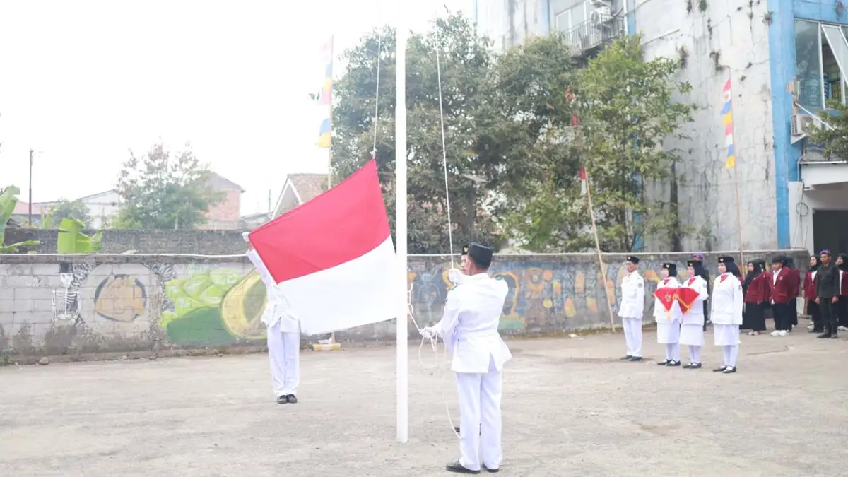 Pengibaran bendera merah putih di Nusa Putra University.