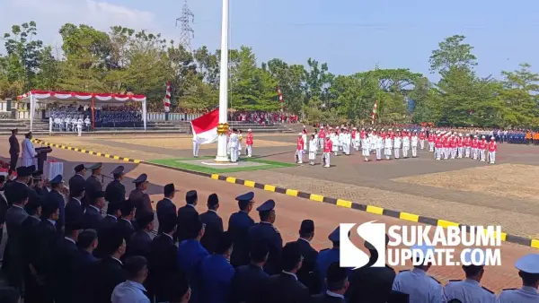 Bupati Sukabumi Asep Japar bersama DPRD, jajaran Forkopimda, dan pejabat mengikuti upacara HUT ke-81 RI dari area yang sama dengan peserta upacara di Lapang Cangehgar, Palabuhanratu, Senin (17/8/2026). (Sumber Foto: SU/Ilyas)