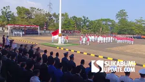 Bupati Sukabumi Asep Japar bersama DPRD, jajaran Forkopimda, dan pejabat mengikuti upacara HUT ke-81 RI dari area yang sama dengan peserta upacara di Lapang Cangehgar, Palabuhanratu, Senin (17/8/2026). (Sumber Foto: SU/Ilyas)