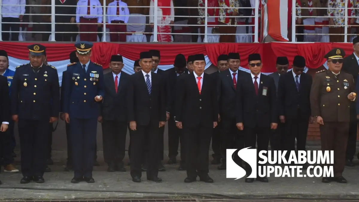 Pejabat Pemkab Sukabumi, unsur Forkopimda, dan tamu undangan berdiri sejajar bersama peserta upacara saat peringatan HUT ke-81 RI di Lapang Cangehgar, Palabuhanratu, Senin (17/8/2026).