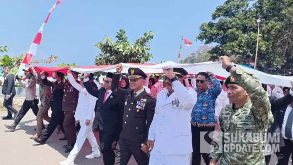 Bupati Sukabumi Asep Japar beserta Forkopimda saat mengarak bendera raksasa di kawasan Pantai Karanghawu. (Sumber Foto: SU/Ilyas)