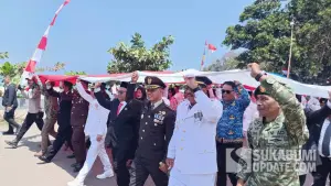 Bupati Sukabumi Asep Japar beserta Forkopimda saat mengarak bendera raksasa di kawasan Pantai Karanghawu. (Sumber Foto: SU/Ilyas)
