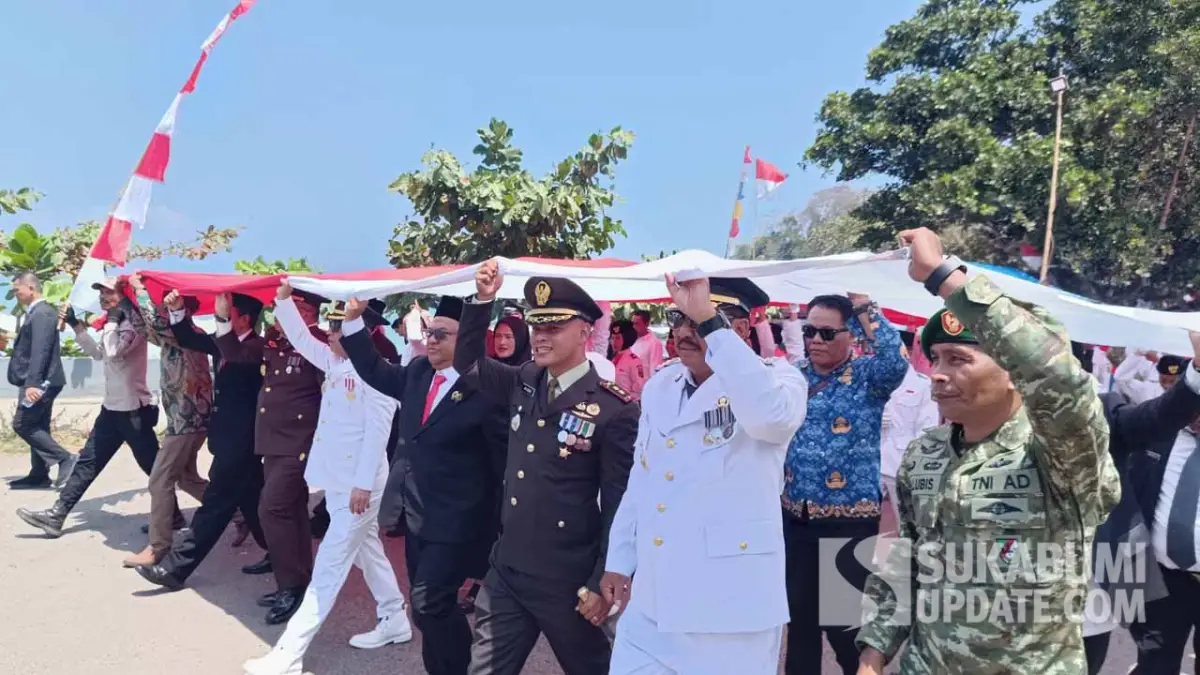 Semarak HUT ke-81 RI: Bendera Merah Putih 100 Meter Dibentangkan di Pantai Karanghawu Sukabumi