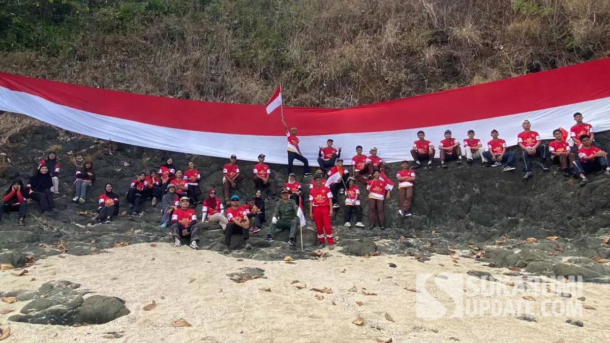 Bawa Merah Putih 28 Meter, Puluhan Pelajar Susur Pantai ke Pulau Keris Peringati HUT ke-81 RI