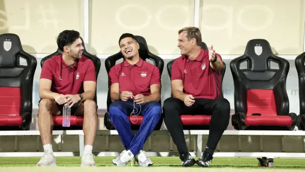 Sandy Walsh dan Rangar Oratmangoen tengah berbincang dengan Igor Tolic jelang laga Persib vs Sabah FC di Dewata Challenge Series 2026 (Sumber: web/persib.co.id)