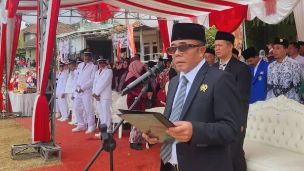Anggota DPRD Sukabumi, Paoji Nurjaman saat ,embacakan teks Proklamasi di dalam upacara peringatan HUT ke81 RI di Kecamatan Pabuaran, Sukabumi. Senin (17/8/2026). (Sumber: Istimewa)