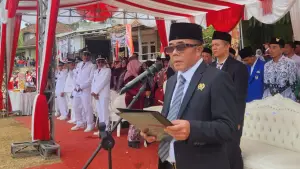 Anggota DPRD Sukabumi, Paoji Nurjaman saat ,embacakan teks Proklamasi di dalam upacara peringatan HUT ke81 RI di Kecamatan Pabuaran, Sukabumi. Senin (17/8/2026). (Sumber: Istimewa)