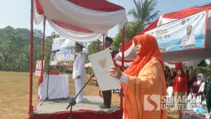 Anggota DPRD Sukabumi, Leni Liawati saat membacakan teks Proklamasi dalam upacara HUT ke-81 Ri di Kecamatan Cisolok, Sukabumi. Senin (17/8/2026). (Sumber: SU/Ilyas Supendi)