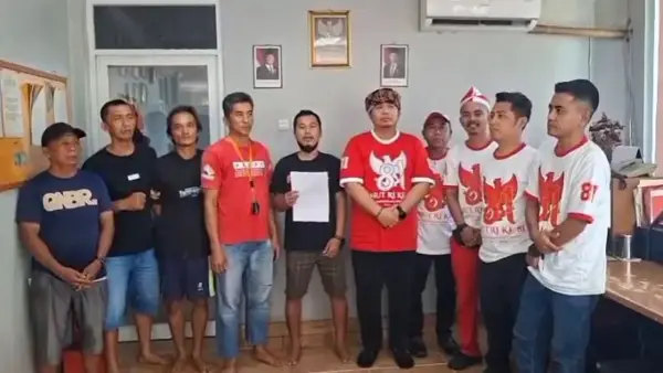 Tangkapan layar video klarifikasi nelayan di Palabuhanratu yang viral usai protes pelayanan SPBU Dermaga Palabuhanratu Sukabumi. (Sumber: Istimewa)