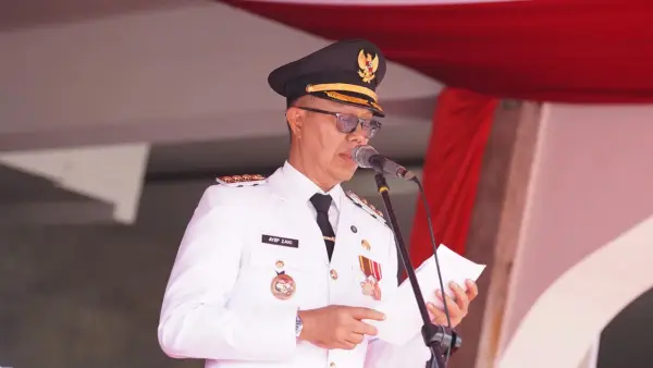 Wali Kota Sukabumi, Ayep Zaki saat berpidato dalam Upacara HUT ke-81 RI. (Sumber: Dokpim)