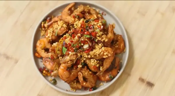 Resep Udang Cabai Garam, Pedas dan Juicy yang Cocok Jadi Menu Makan Keluarga (Sumber : Youtube | Devina Hermawan)