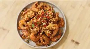 Resep Udang Cabai Garam, Pedas dan Juicy yang Cocok Jadi Menu Makan Keluarga (Sumber : Youtube | Devina Hermawan)