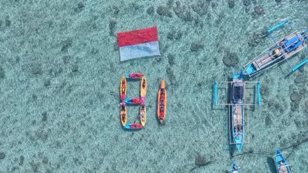 Pengibaran Bendera Merah Putih di Laut Ujunggenteng, Sukabumi. (Sumber : Istimewa)