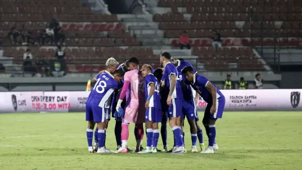 Aksi para pemain Persib Bandung jelang menghadapi Sabah FC di Dewata Challenge Series 2026 (Sumber: web/persib.co.id)