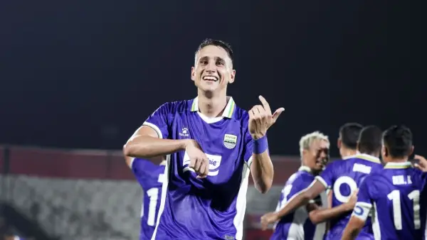 Selebrasi Luka Menalo setelah mencetak gol untuk Persib Bandung ke gawang Sabah FC di Dewata Challenge Series 2026 (Sumber: web/persib.co.id)