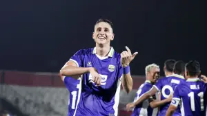 Selebrasi Luka Menalo setelah mencetak gol untuk Persib Bandung ke gawang Sabah FC di Dewata Challenge Series 2026 (Sumber: web/persib.co.id)