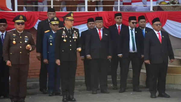 Plt Kepala Bapperida Kabupaten Sukabumi mengikuti upacara HUT ke-81 Kemerdekaan Republik Indonesia di Lapang Cangehgar, Palabuhanratu, Senin (17/8/2026). (Sumber: dok Bapperida)
