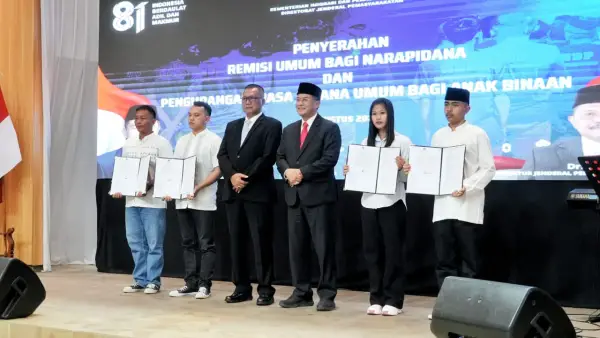 Wagub Jabar Erwan Setiawan dan Kakanwil Ditjenpas Jabar saat foto bersama perwakilan Napi yang mendapatkan remisi HUT ke-81 Kemerdekaan RI. (Sumber Foto: Humas Jabar)