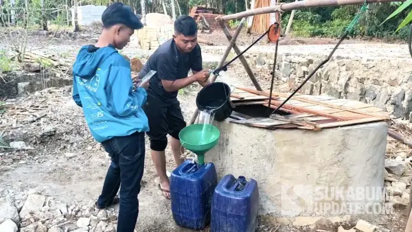 Warga Kampung Selagading Desa Cikangkung Kecamatan Ciracap Kabupaten Sukabumi saat antri air bersih dari sumur galian, Selasa (18/8/2026). (Sumber Foto: SU/Ragil)