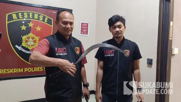 Kasat Reskrim Polres Sukabumi Iptu Dudi Suharyana saat memperlihatkan barang bukti sajam jenis celurit dalam kasus pembacokan dua remaja di Simpenan Sukabumi. (Sumber Foto: SU/Ilyas)