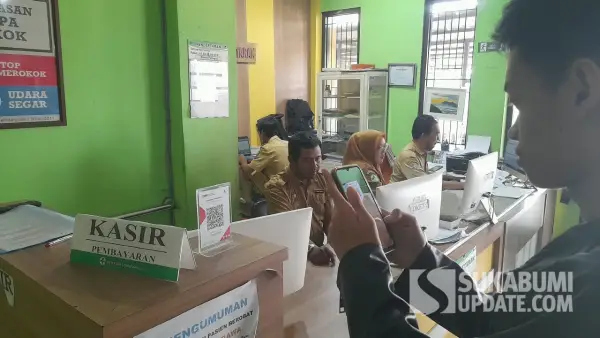 Pasien Puskesmas Parungkuda, Sukabumi saat melakukan transaksi melalui teknologi QRIS. (Sumber: SU/Ibnu Sanubari)