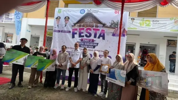 Penyerahan secara simbolis kepesertaan BPJS Ketenagakerjaan kepada pelaku UMKM di Pasar Lembursitu, Kota Sukabumi. (Sumber: Istimewa)
