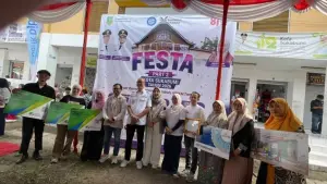 Penyerahan secara simbolis kepesertaan BPJS Ketenagakerjaan kepada pelaku UMKM di Pasar Lembursitu, Kota Sukabumi. (Sumber: Istimewa)