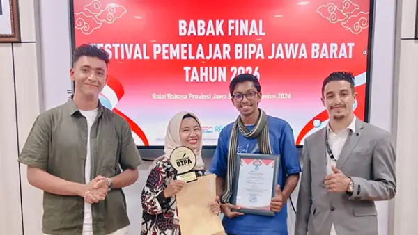 Mahasiswa Asing melalui BIPA Nusa Putra University Mahboob Hashir (Sri Lanka) & Soulaymane Abdul Qudus (Nigeria) Lolos ke Babak Final Lomba Bercerita Tingkat Jawa Barat. (Sumber : Istimewa.)
