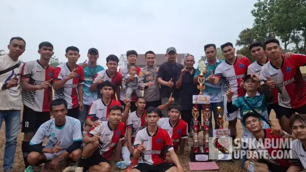 Tim Sepak Bola Desa Purwasedar saat merayakan kemenangan dalam turnamen sepak bola antardesa se-kecamatan Ciracap, Kabupaten Sukabumi. (Sumber: SU/Ragil Gilang)