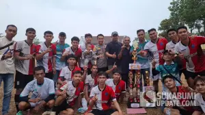Tim Sepak Bola Desa Purwasedar saat merayakan kemenangan dalam turnamen sepak bola antardesa se-kecamatan Ciracap, Kabupaten Sukabumi. (Sumber: SU/Ragil Gilang)