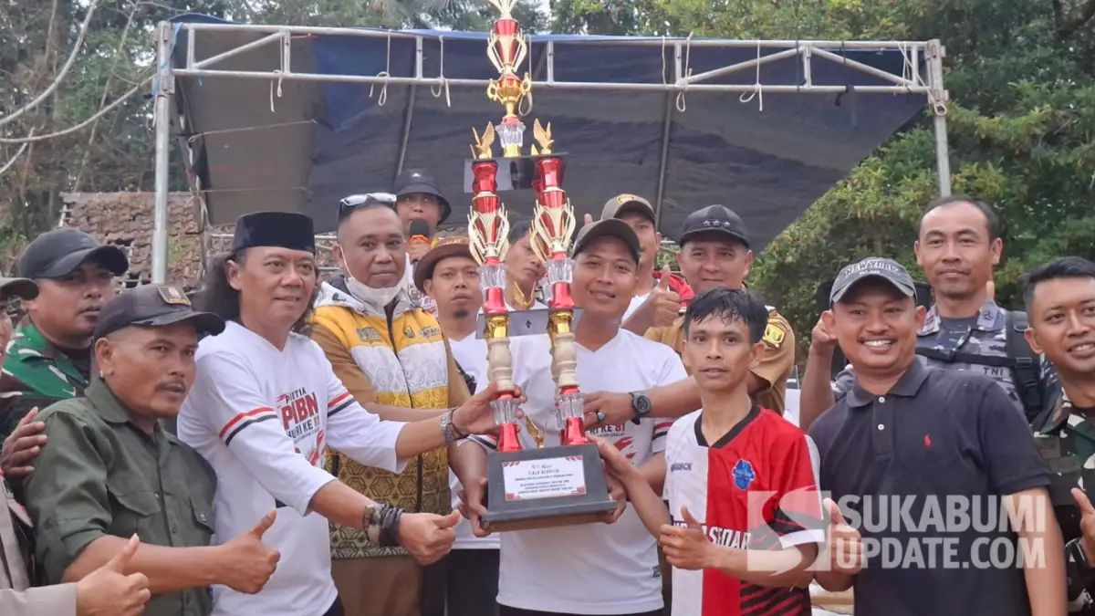 Kesebelasan Desa Purwasedar saat mengangkat piala turnamen antardesa se-kecamatan ciracap.