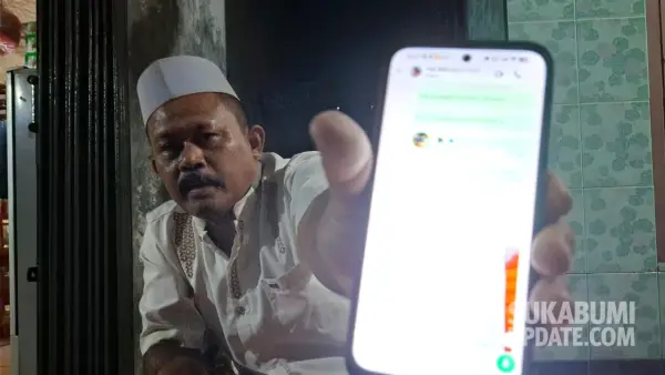 Petani Sukabumi saat menunjukkan bukti tunggakan dari bank. (Sumber: SU/Ragil Gilang)