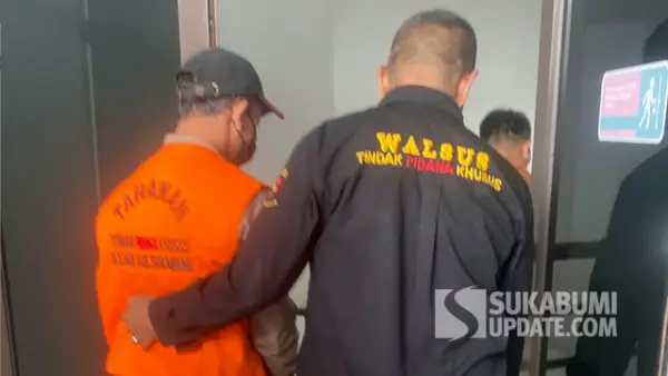 Kaur Keuangan Desa Ciheulang Tonggoh, Rino Nuramdani, ditetapkan sebagai tersangka oleh Kejaksaan Negeri Kabupaten Sukabumi dalam perkara dugaan penyalahgunaan APBDes Tahun Anggaran 2025. (Sumber : SU/Ibnu Sanubari).