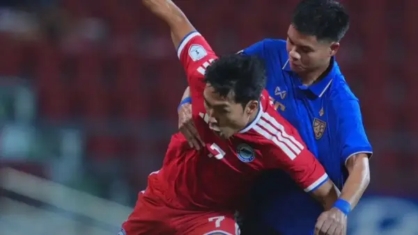 Aksi pemain Thailan dan Singapura di semifinal Piala AFF 2026 (Sumber : Instagram/@fathailandofficial)