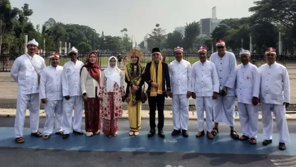 Kepala UPTD BP Mektan Jabar Anggi Jingga (paling kiri) berfoto bersama pejabat Distanhorti Jabar usai Upacara HUT Ke-RI di Gedung Sate Bandung. (Sumber Foto: Dokumentasi Pribadi)