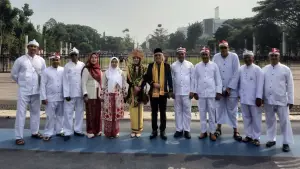 Kepala UPTD BP Mektan Jabar Anggi Jingga (paling kiri) berfoto bersama pejabat Distanhorti Jabar usai Upacara HUT Ke-RI di Gedung Sate Bandung. (Sumber Foto: Dokumentasi Pribadi)