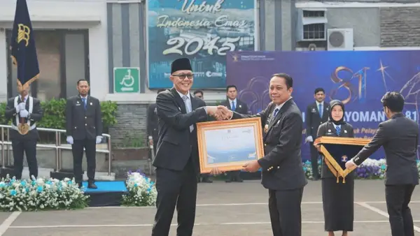 Wali Kota Sukabumi Ayep Zaki saat menerima penghargaan dari Kemenkum Jabar, Rabu (19/8/2026) | Foto : Dokpim