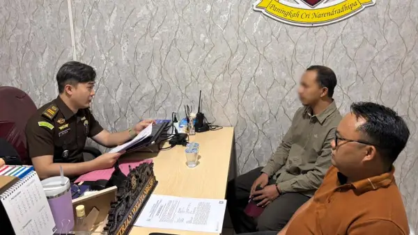 RN (wajah diblur) saat menjalani pemeriksaan oleh penyidik Kejari Kabupaten Sukabumi sebelum ditetapkan jadi tersangka dugaan korupsi APBDes 2025. (Sumber Foto: Dok. Kejari)