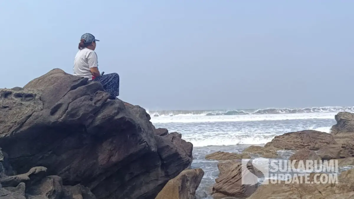 Duka Sang Ibu di Pantai Karangnaya Sukabumi, 3 Hari Menanti Nadif yang Hilang Terseret Ombak