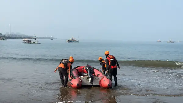 Pos SAR Sukabumi mengerahkan satu unit perahu karet untuk melakukan pencarian Ahmad Nadif di laut Pantai Karangnaya Sukabumi. (Sumber Foto: Dok. SAR Sukabumi)