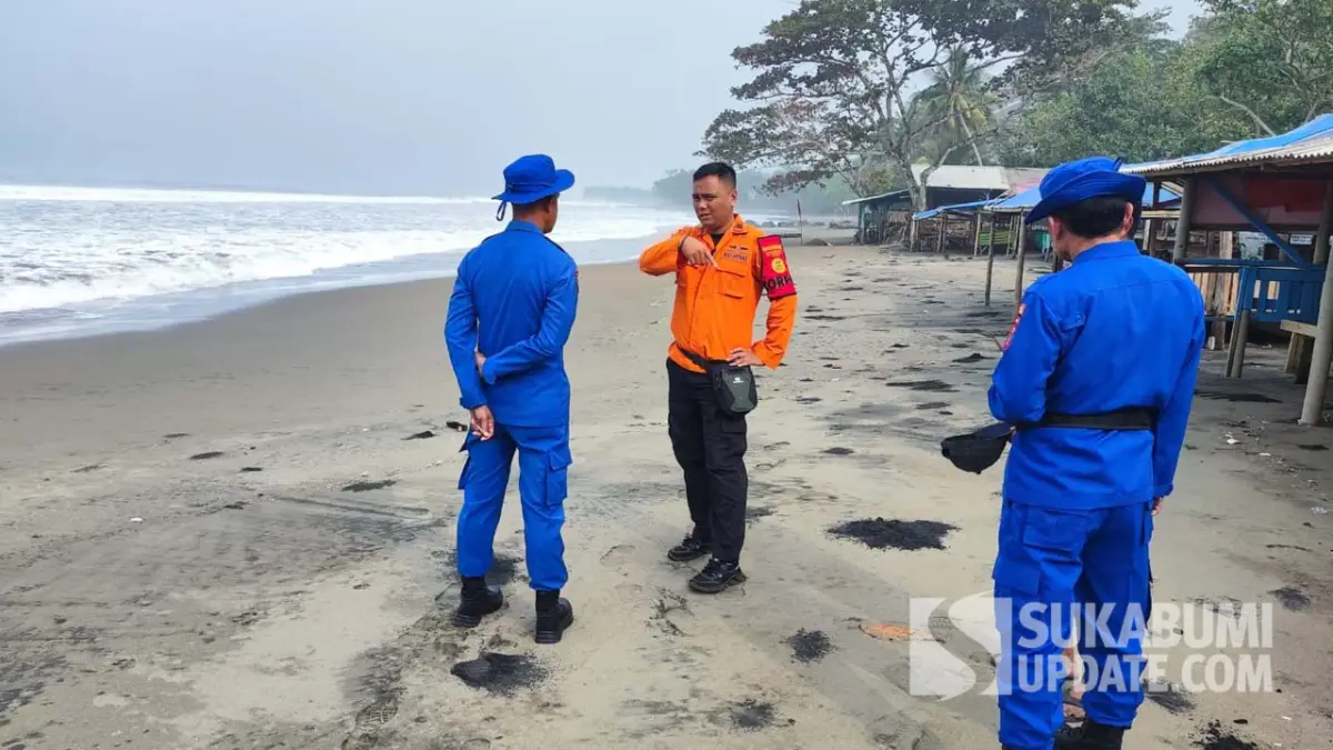 Suryo Adianto saat berkoordinasi dengan Satpolairud Polres Sukabumi di hari ketiga pencarian Ahmad Nadif. | Foto: SU/Ilyas